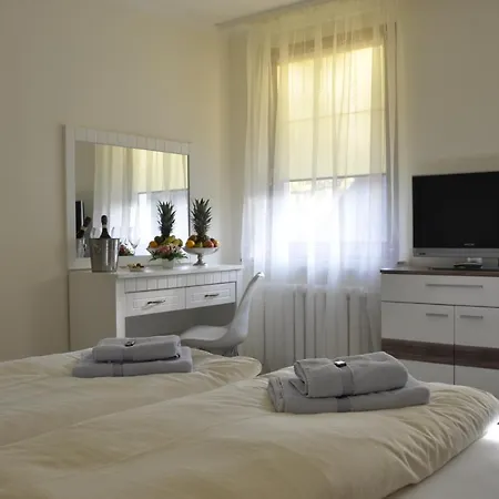 Landhaus Waldschlosschen B&B 글리니케